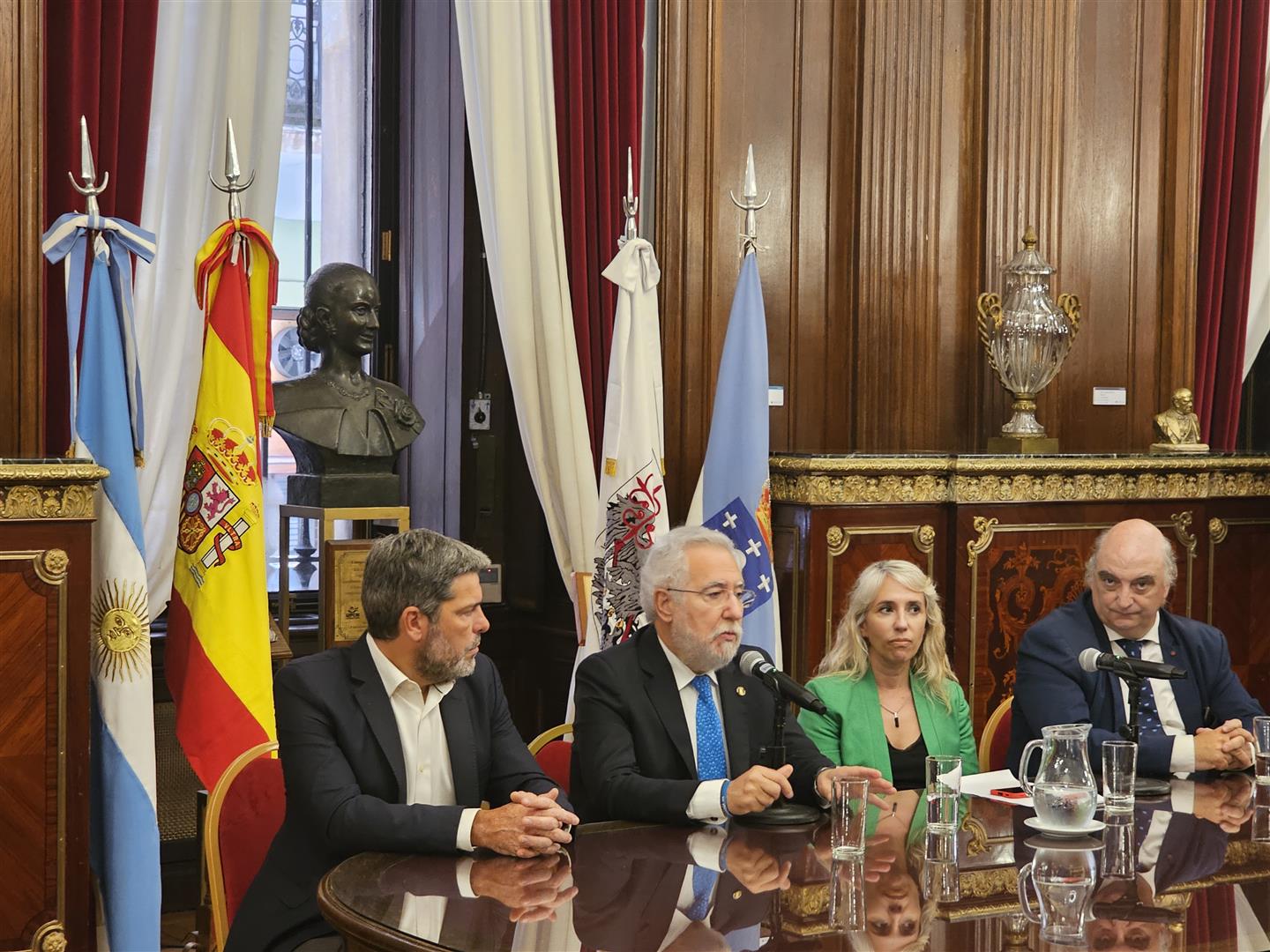 Foto da noticia:Santalices intercambia experiencias de xestión parlamentaria con responsables da Lexislatura da Cidade Autónoma de Buenos Aires